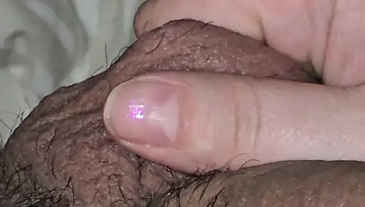 Stiefmutter hand hilft stiefsohn schwanz mit niedriger erektion mit einem handjob