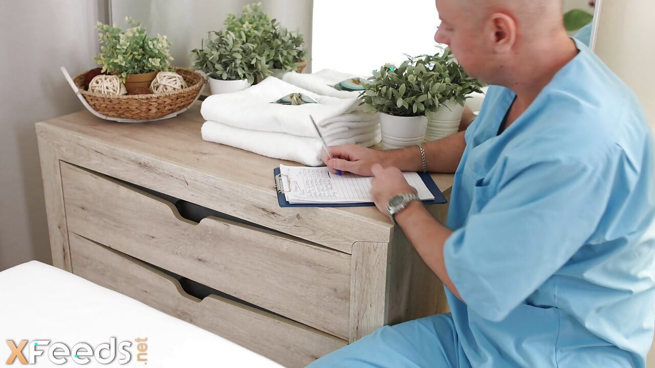 Горячая азиатская крошка получает массаж и большой член