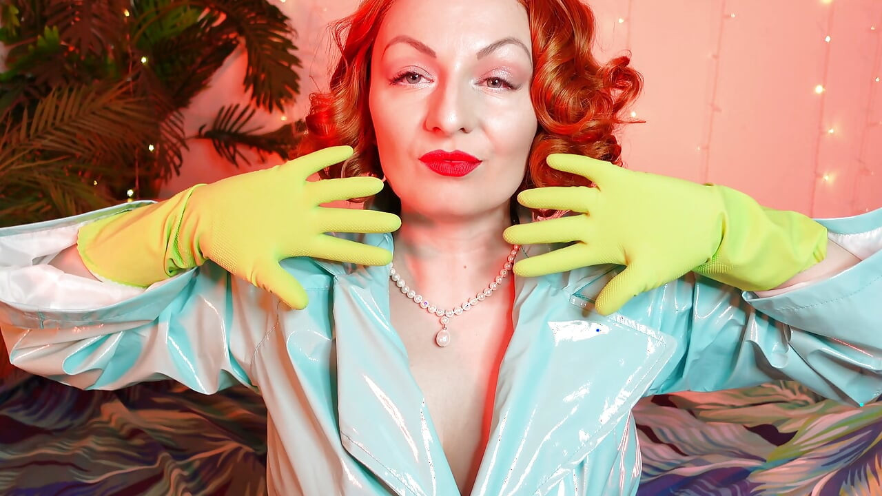 Hot pussy masturbation of horny MILF in rubber household gloves