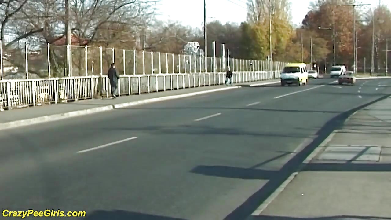 Auf eine treppe im freien pinkeln