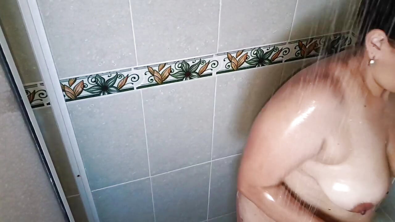MILF!!! Big-assed woman, I'm so horny I end up masturbating my juicy pussy in the bathroom