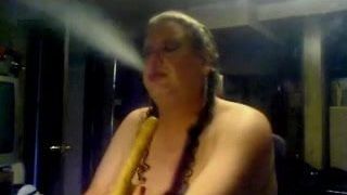 Jackie Marie raucht und lutscht