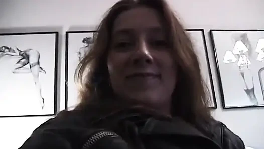 Vollbusige MILf erfreut ihre schmutzige fotze
