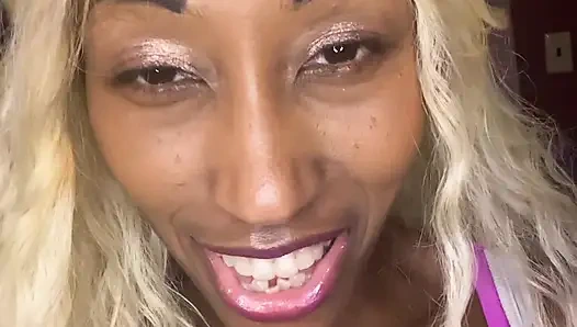 Blondine lutscht schwanz / dildo besser als andere mädchen?