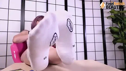 Diva dengan rambut ungu lagi asik pamri kakinya dengan kaus kaki dan sepatu kenyal mesum