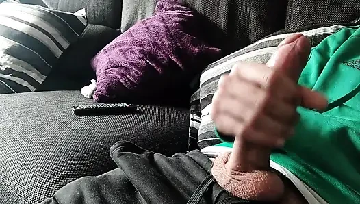 Büyük damarlı yarak boşalana kadar kanepede mastürbasyon yapıyor, biz film mi izliyoruz?