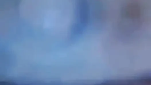Bir kadının sevgilisiyle görüntülü görüşme bile emziriyor