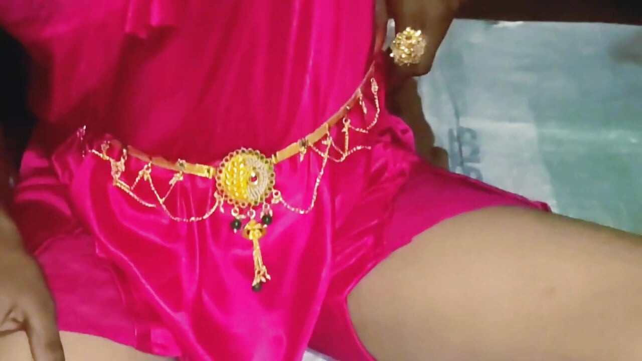 Brother-in-law made a doggy and fucked a sexy sister-in-law. He went to Sula's sister-in-law's room and climbed naked. Tearing her delicate with a desi
