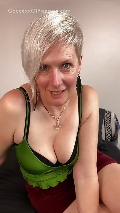 La mamá de un amigo me da una instrucción de paja para volver a él - caliente milf joi