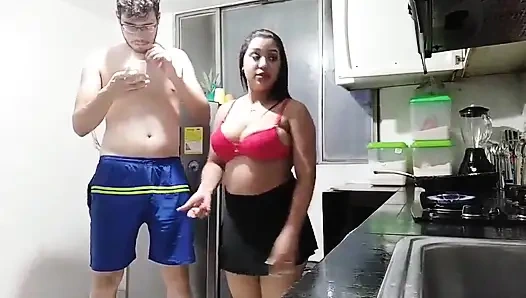 18-летняя брюнетка с большими отвисшими сиськами из Нью-Йорка, Соединенные Штаты, трахает большой хуй ее сводного брата Miralo