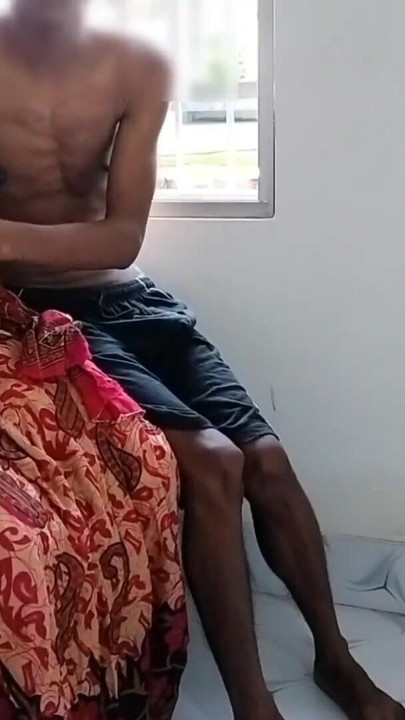 Emotivan trenutak iz "Red Saree Fucking Almost In Room With Localboy (Službeni video Villagesex91)"
