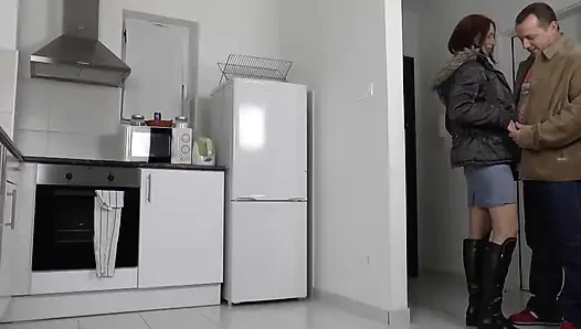 Немецкий секс со зрелой шлюшкой с маленькой натуральной грудью и с темными волосами, разомкнул ее киску