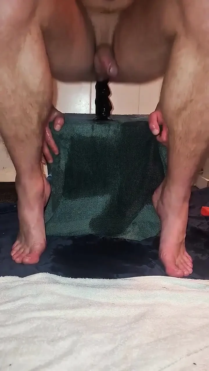 热辣的单身男性骑乘他的玩具直到高潮