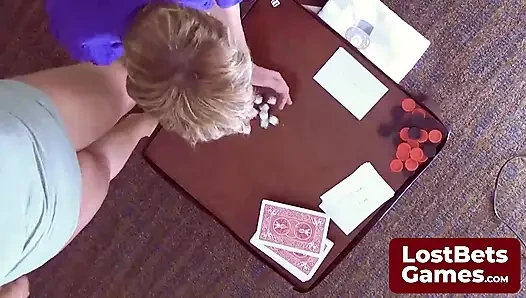 Son striptiz oyunu kaybedeni, sadece sutyenle kaldı