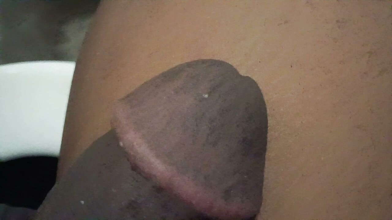 Chico masturbándose