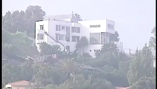 Телочку трахают, пока она лижет киску