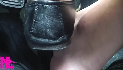 Membangkitkan dan mengemudi dengan flat kulit hitam di barefeet
