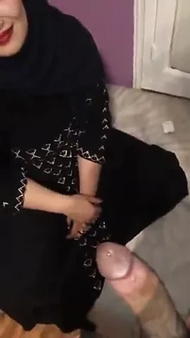 Madrastra árabe con hijab chupa una gran polla