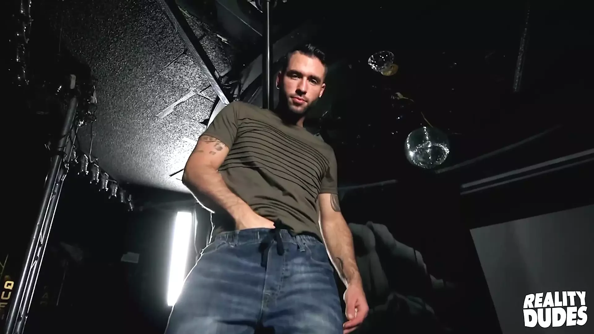 Yakışıklı genç kız zaten sert yarağını gösterme zamanına kadar harika vücudunu azdırıyor - reality dudes