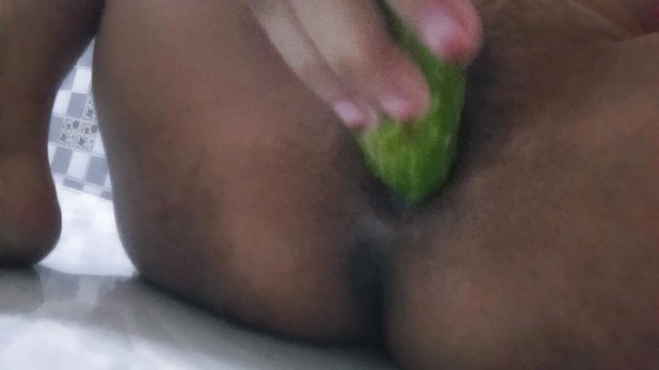 Deshi girl insert cucumber fuck for huge orgasm