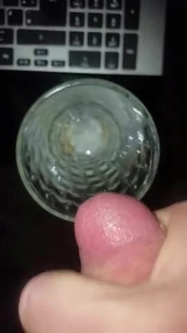 Sperma ins Glas spritzen...