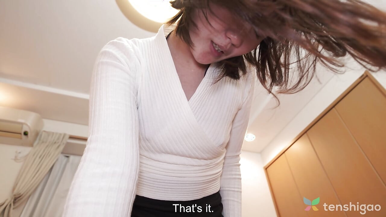 Miharu Kai japán szexi modell kemény farkat kap nedves puncijába.