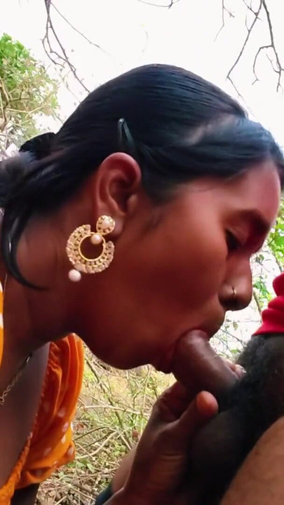 Desi bhabhi beautiful boobs - Aaj mere ko lekar me jangle me aa gaya bathroom ke bahane sex - Desi village dehati bhabhi hot blowjob. | Clip 2