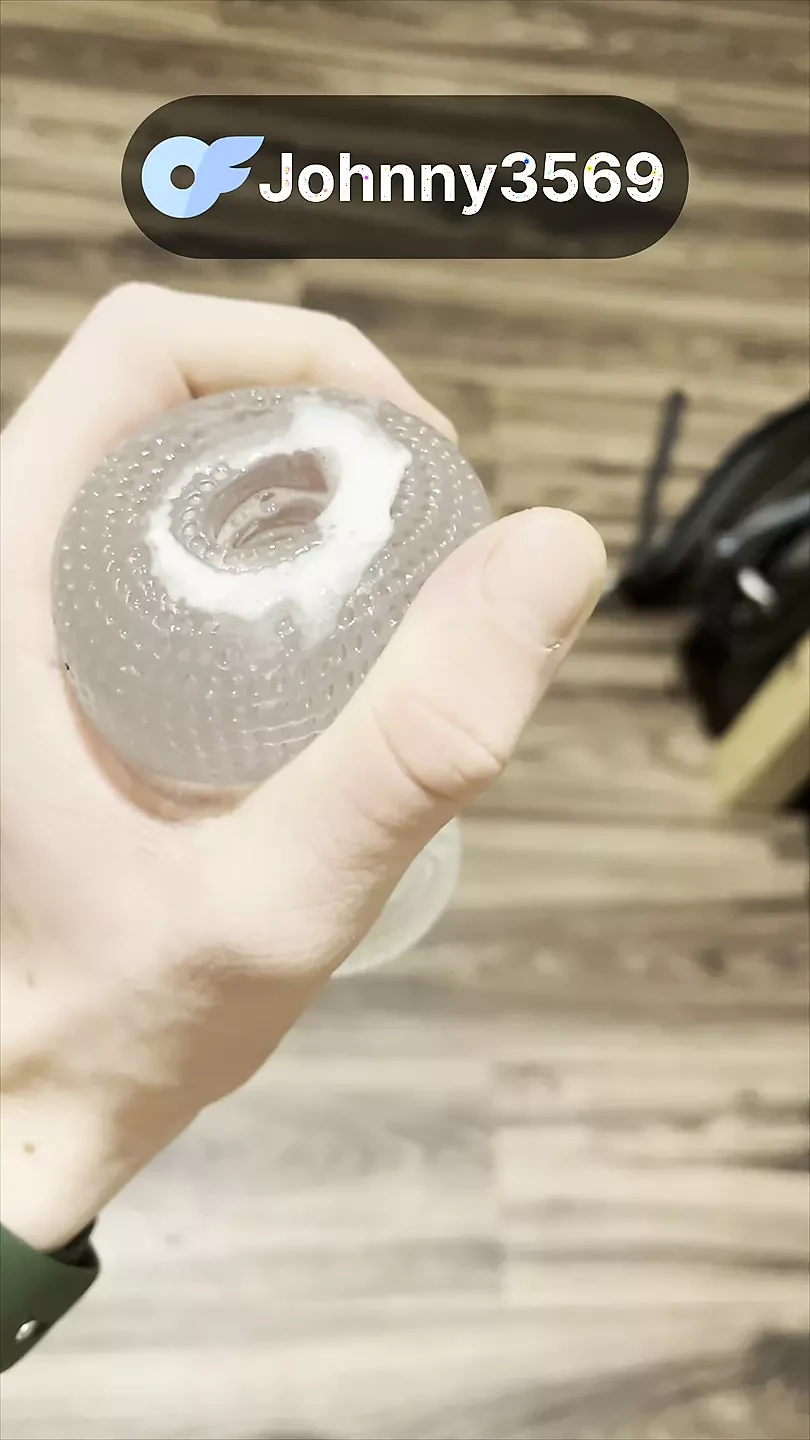 אורגזמה קשוחה של FLESHLIGHT - גמירה רטובה ומבולגנת עם שרירי בטן חטובים!