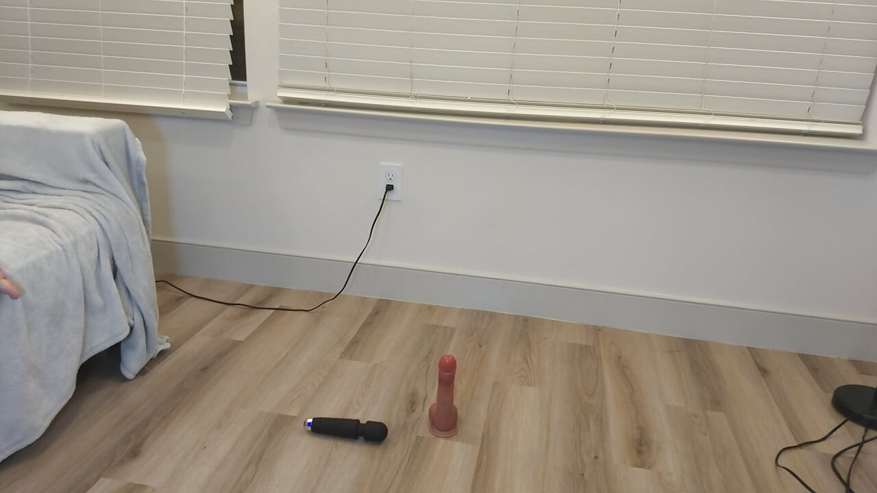Lille lyserød kyskhed, mens du rider på dildo