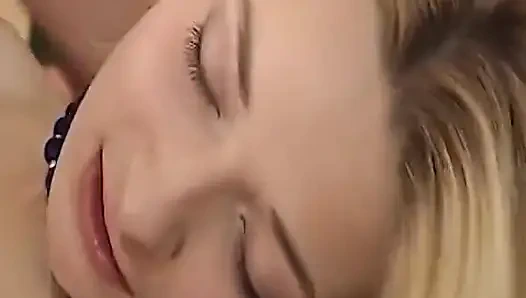 Немецкая крошка-блондинка наслаждается своим первым двойным обнажением