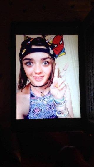 Maisie Williams kommt mit Tribut