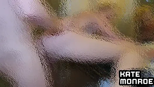 Havuz çocuğu azgın orta yaşlı seksi kadın Kate Monroe'yu sikiyor