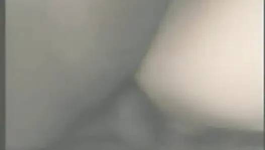 Beyaz süper kahraman maskeli kaslı yabancı alışveriş merkezinin otoparkında zenci piliçle