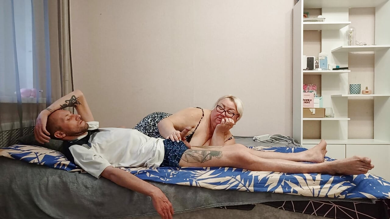 Χύσιμο από πίπα σε μητριά στο στόμα