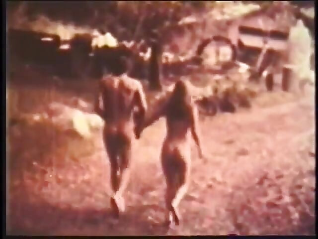 Retro blonde schoonheid Michelle Angelo en haar vriendin lopen graag naakt op het platteland