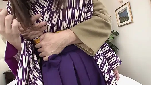 Asyalı genç kız amıyla oynuyor ve yakalanıyor