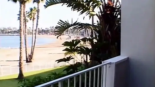 Sarışın orta yaşlı seksi kadın genç yarak için can atıyor