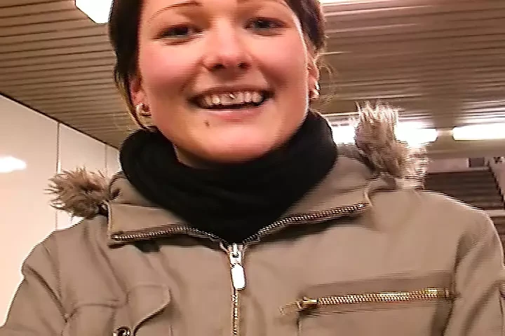 寝室でピアスをする喜ぶ短髪ドイツ人女