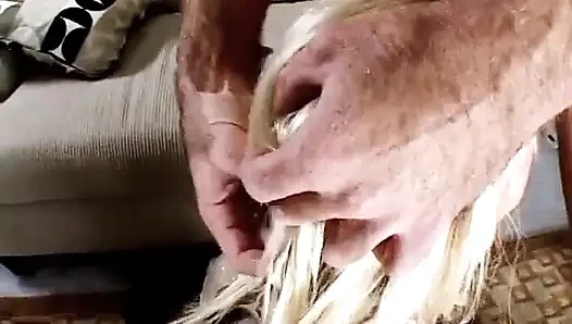 Junge blondine wird auf dem sofa hardcore geritten, nachdem sie von einem hengst ausgepackt wurde
