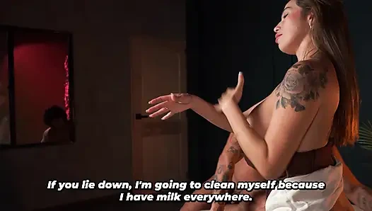 Ehefrau weiß, wie man gleichzeitig Sex mit ihrem ehemann und seiner besten freundin hat, ohne erwischt zu werden.