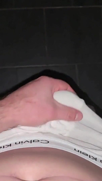 ドイツのマスターがディープフェラを命じる...白いカルバンが倒れて...チンコが滴る音 | クリップ 1