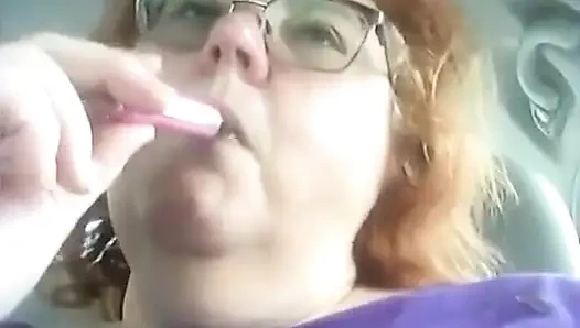 Die freche krankenschwester Vicki vapes danach in ihrem auto