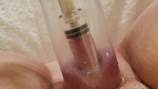 Pompa per clitoride dentro la pompa del pene, masturbandosi e squirtando la padrona Gina