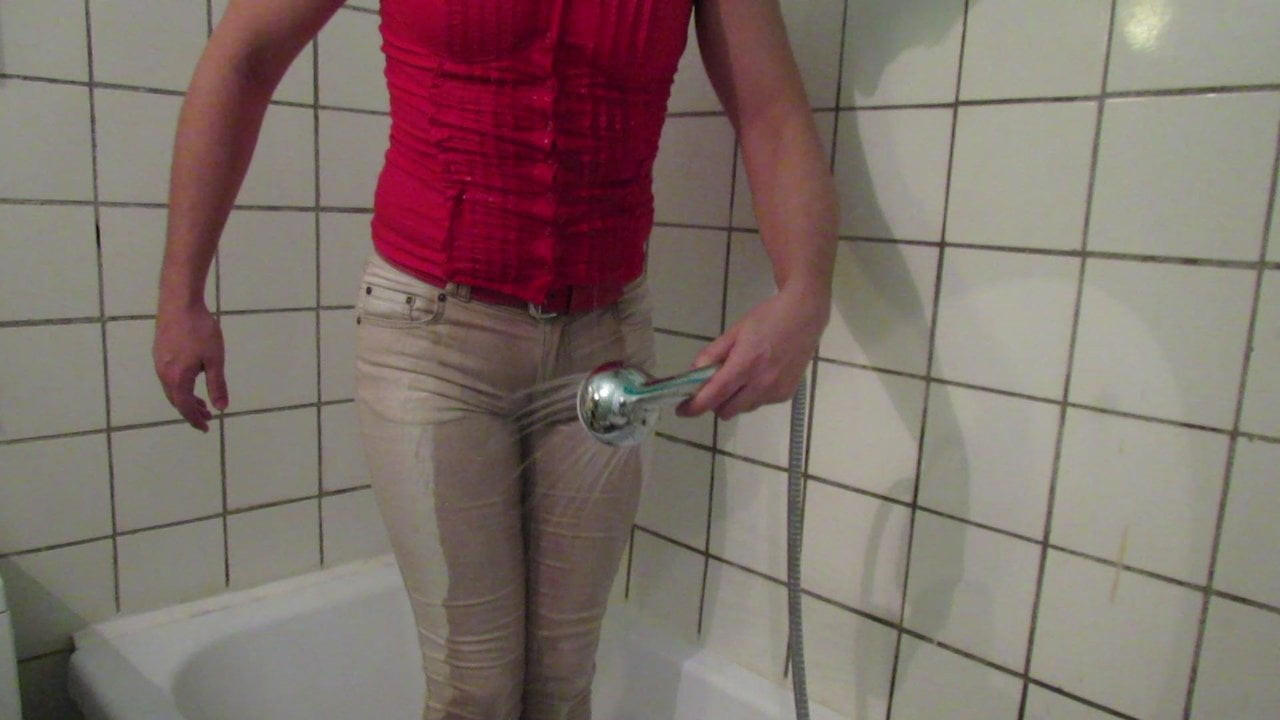 Розпусна гей приймає душ