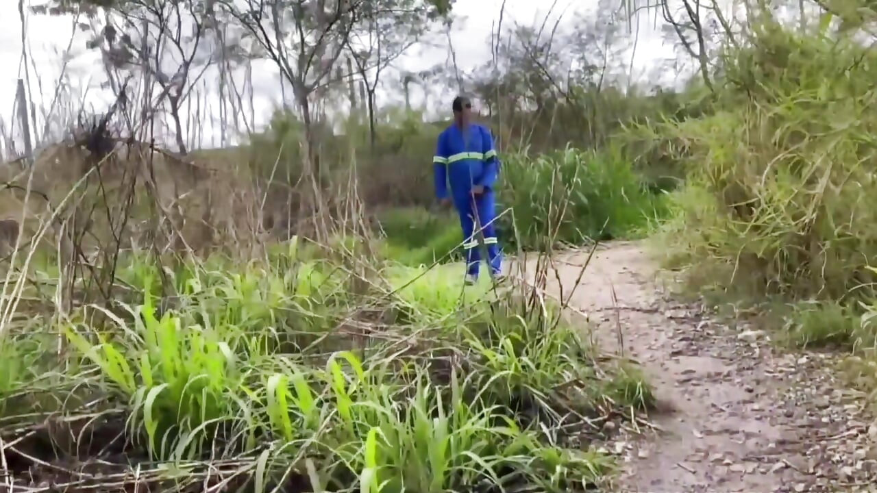 A Worker Passed Through the Park and Received a Blowjob.