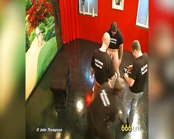 Vagabunda Morena Encharcada de Mijo por Vários Homens