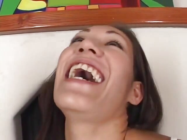 Cewek eksotis toket kencang yang imut suka berlutut untuk sepong pov