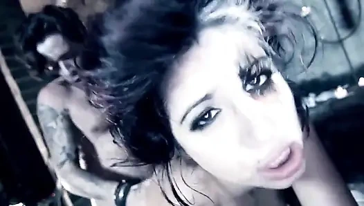 Военный инвалид жестко трахнул девушку и кончает в ее киску