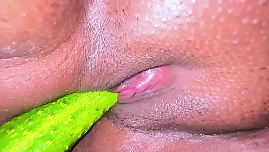 Ateşli bekar kız amına salatalık sokuyor, bir erkek arkadaşının onu sikmesini istiyor - amcık yok ediyor sikiş