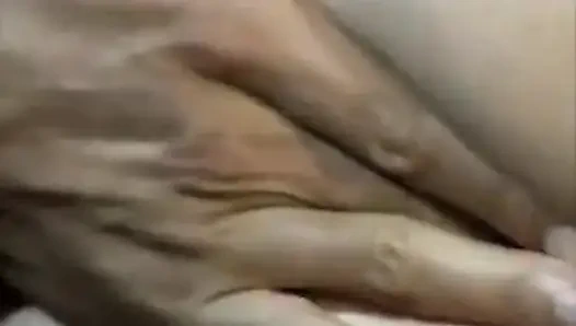 Задница зрелой брюнетки широко растянута с пролапсом, текущим бутом розы